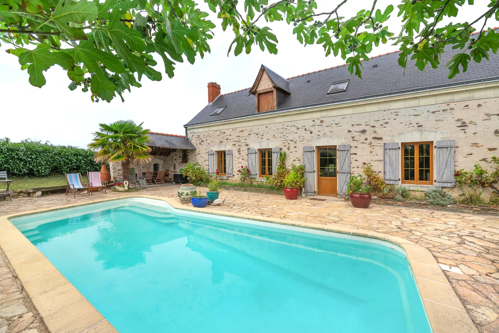 Piscine d’une maison en pierre, typique des résidences de l’île